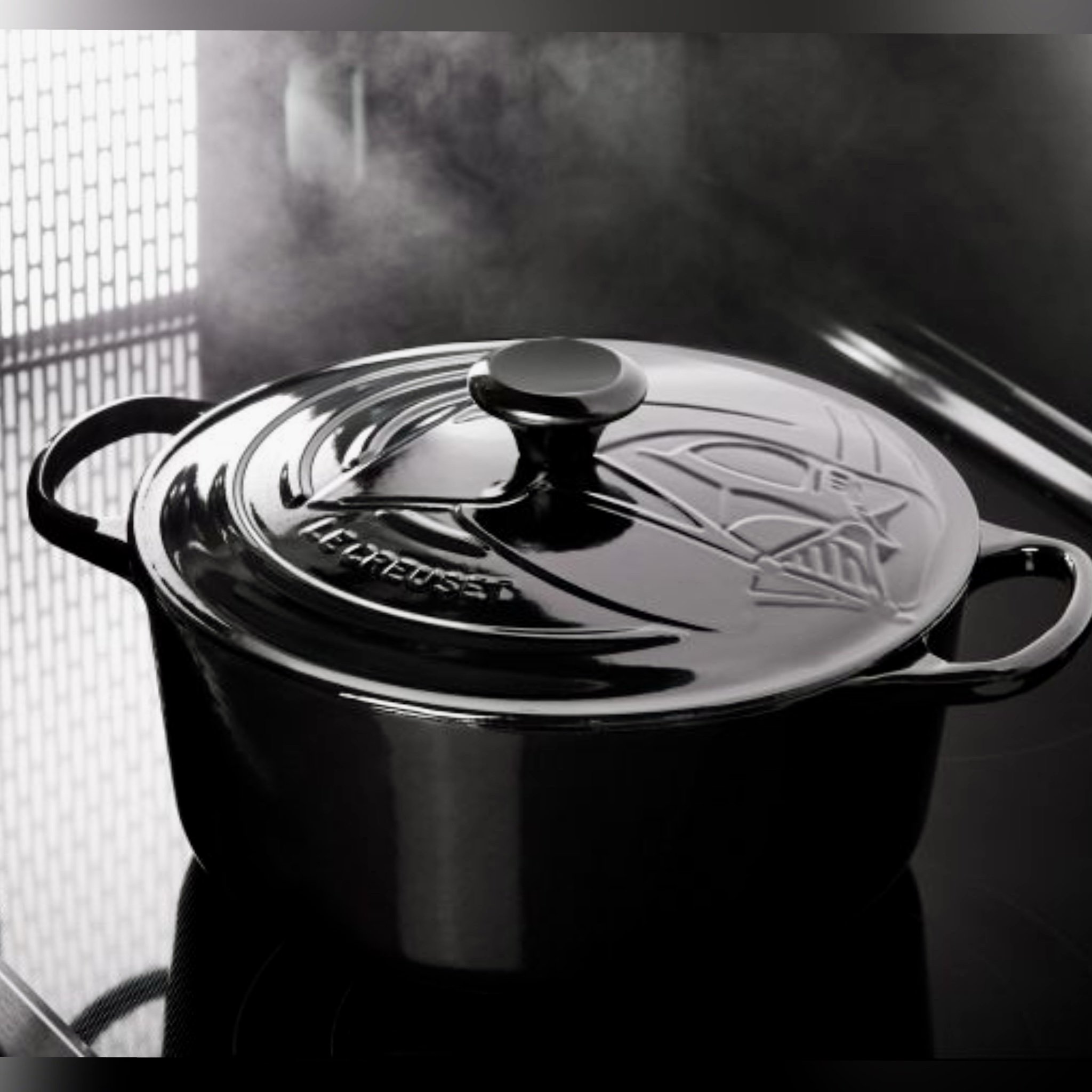 Le Creuset 26cm Round Casserole Signature Cast Iron Black Onyx (LIMITED EDITION Star Wars Darth Vader)